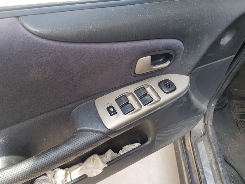 mazda 323 berl. f/s (bj) del año 2001