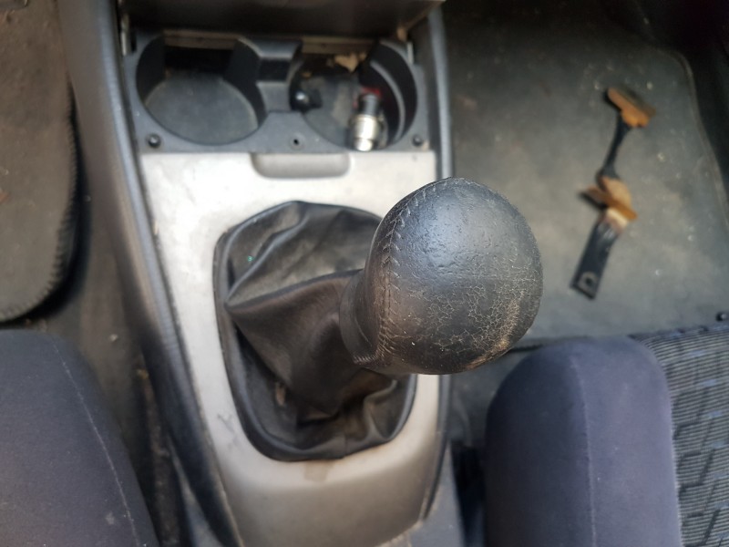 mazda 323 berl. f/s (bj) del año 2001