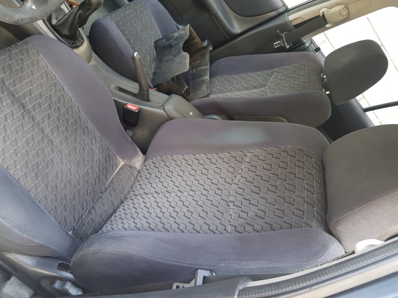 mazda 323 berl. f/s (bj) del año 2001