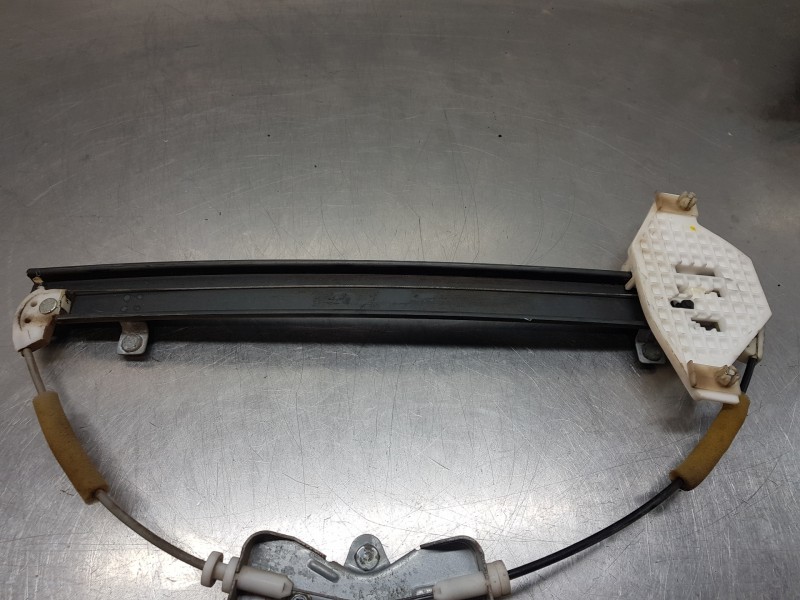 Recambio de elevalunas trasero derecho para ssangyong rodius premium referencia OEM IAM 8810021014 7334021001 