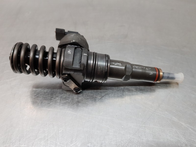 Recambio de inyector para volkswagen polo (9n3) advance referencia OEM IAM 038130073AG 0414720215 
