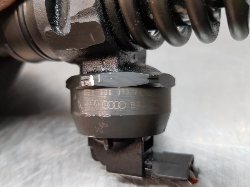 Recambio de inyector para volkswagen polo (9n3) advance referencia OEM IAM 038130073AG 0414720215 