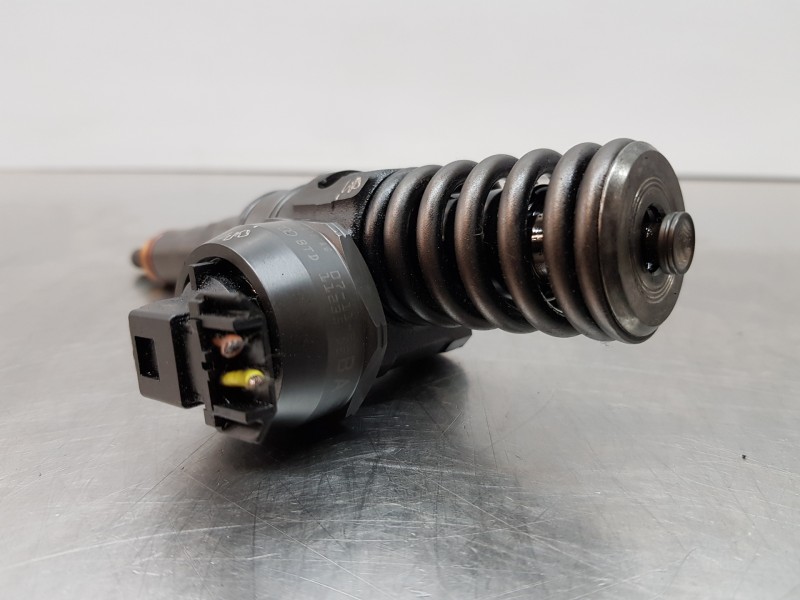 Recambio de inyector para volkswagen polo (9n3) advance referencia OEM IAM 038130073AG 0414720215 