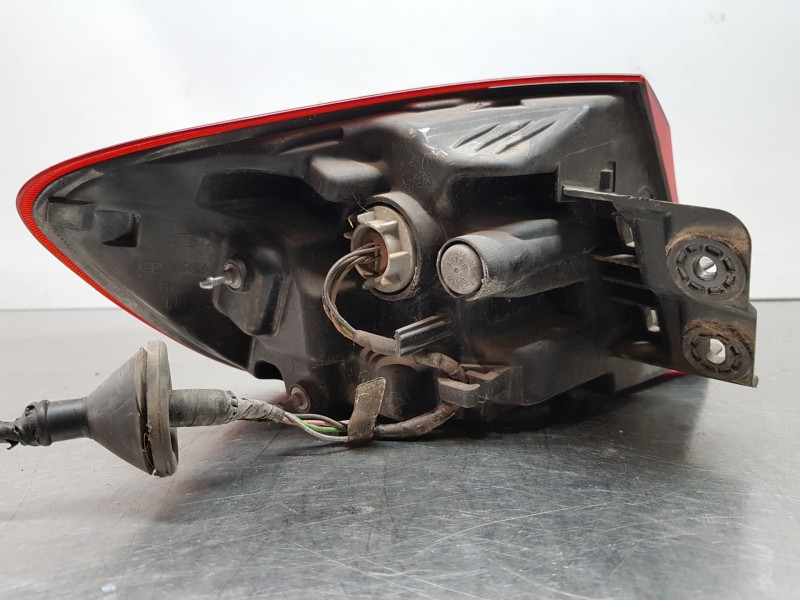 Recambio de piloto trasero derecho para kia ceed sportswagon concept referencia OEM IAM 92402J7150  