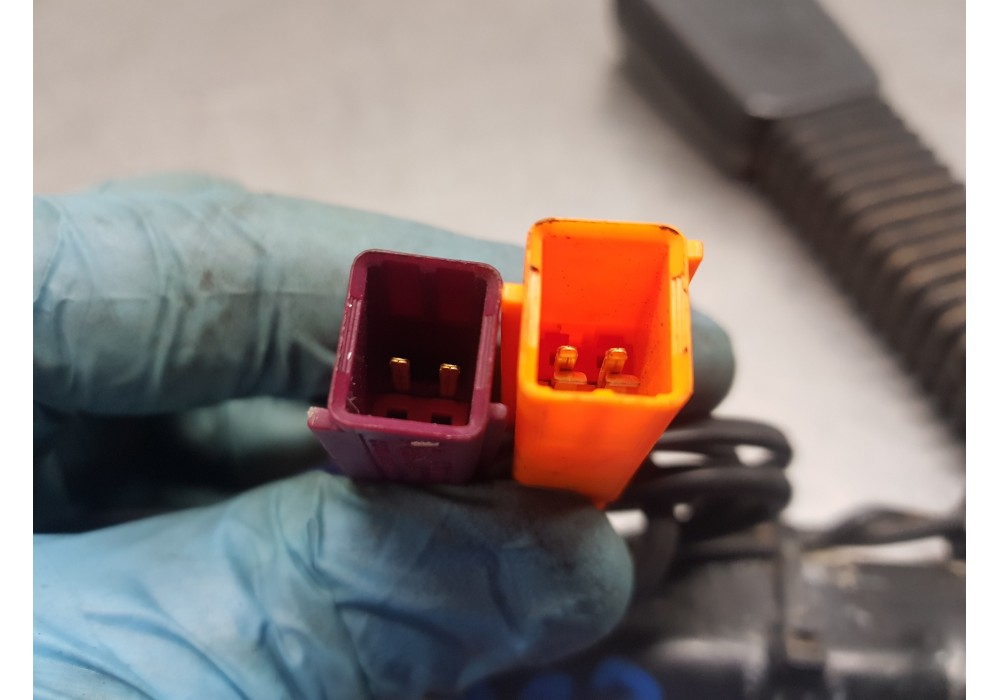 Recambio de pretensor airbag izquierdo para ford focus lim. (cb4) trend referencia OEM IAM 1717037 4M51A61209AH 4M51A61209DA