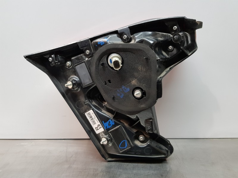 Recambio de piloto trasero derecho interior para toyota c-hr hybrid referencia OEM IAM 81581F4011 81580F4010  Recambio de piloto trasero derecho interior para toyota c-hr hybrid referencia OEM IAM 81581F4011 81580F4010