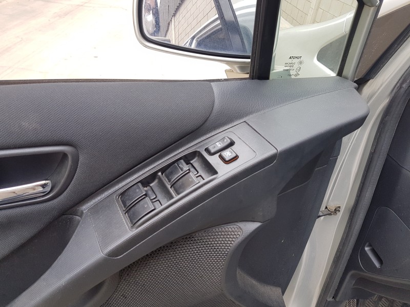 toyota corolla verso (r1) del año 2004