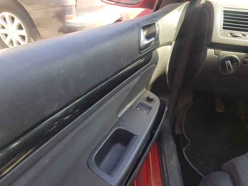 volkswagen golf v berlina (1k1) del año 2008