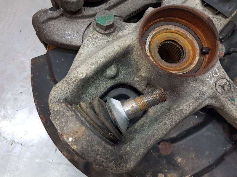 Recambio de mangueta delantera izquierda para mercedes clase m (w164) 4matic referencia OEM IAM A1643301320  