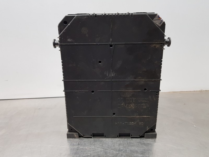 Recambio de caja reles / fusibles para peugeot 3008 allure referencia OEM IAM 9819851280  