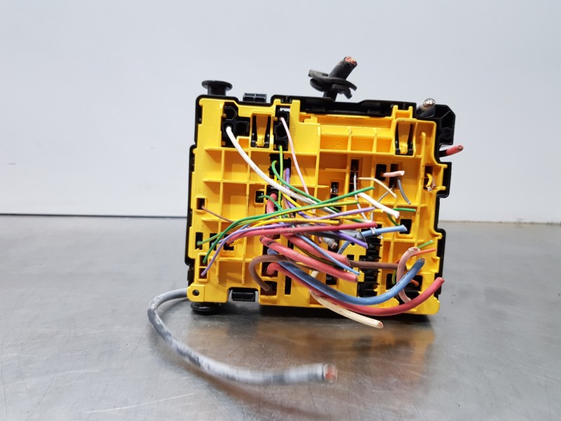 Recambio de caja reles / fusibles para peugeot 3008 allure referencia OEM IAM 9804848580  