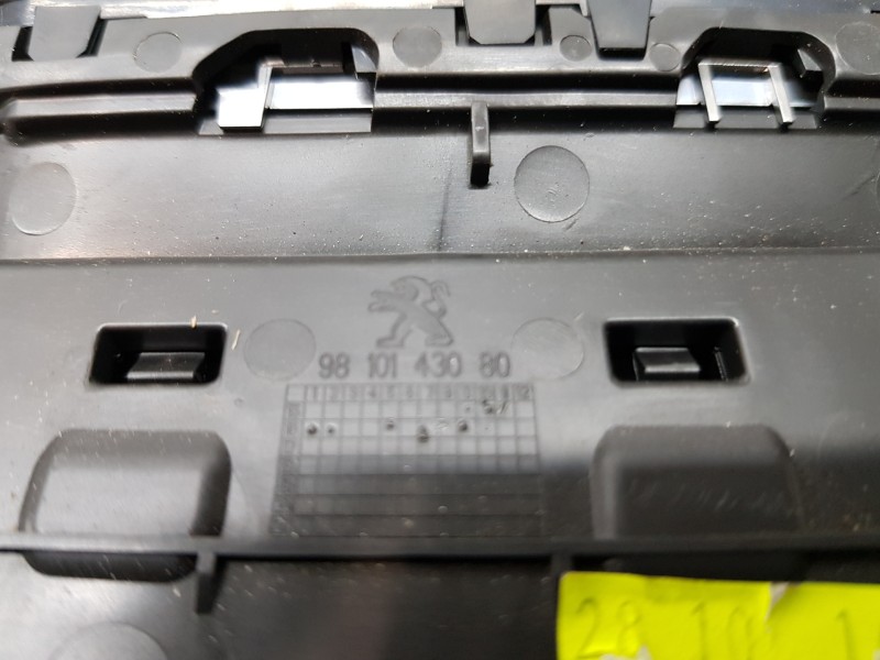 Recambio de rejilla aireadora para peugeot 3008 allure referencia OEM IAM 9810143080  