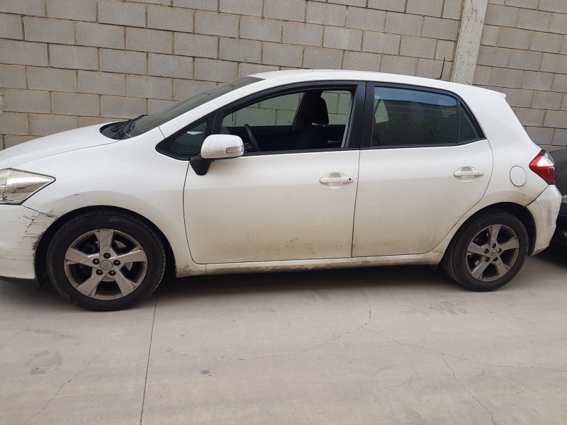toyota auris del año 2011