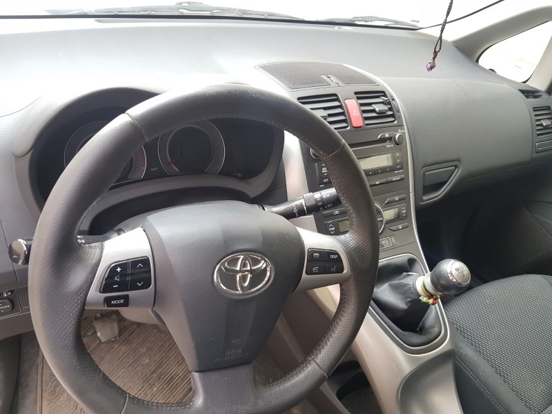 toyota auris del año 2011