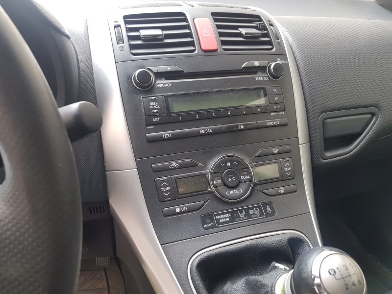 toyota auris del año 2011