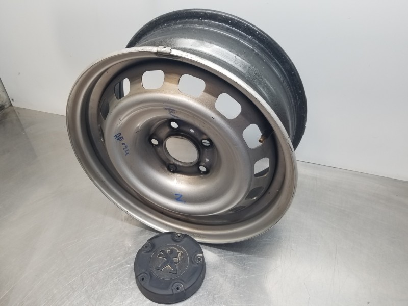 Recambio de llanta para peugeot partner standard 600kg referencia OEM IAM 9832762477  