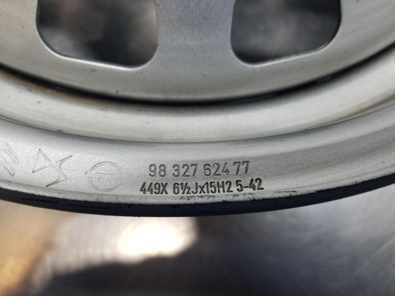 Recambio de llanta para peugeot partner standard 600kg referencia OEM IAM 9832762477  