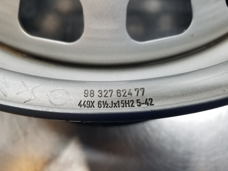 Recambio de llanta para peugeot partner standard 600kg referencia OEM IAM 9832762477  