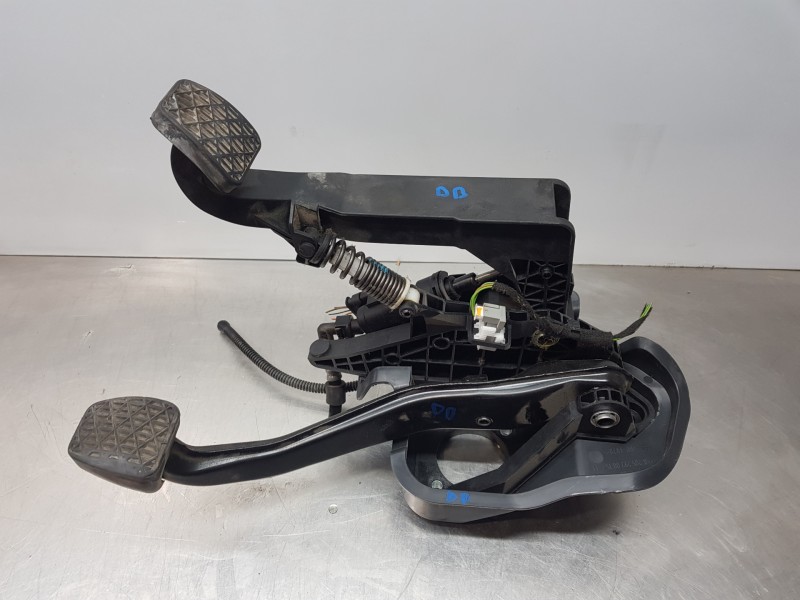 Recambio de pedal freno para mercedes clase c (w205) lim. bluetec referencia OEM IAM A2052920015  