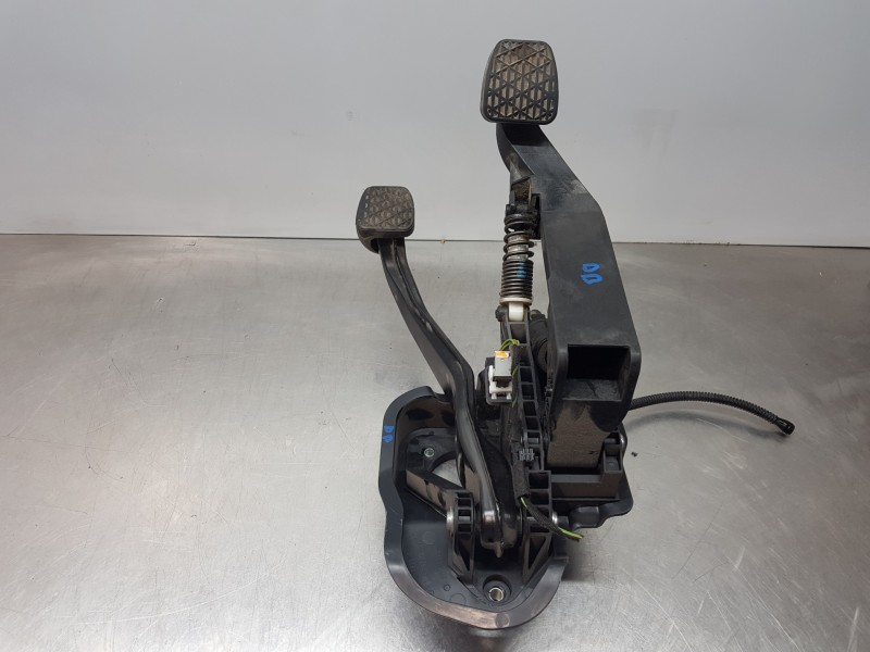 Recambio de pedal freno para mercedes clase c (w205) lim. bluetec referencia OEM IAM A2052920015  
