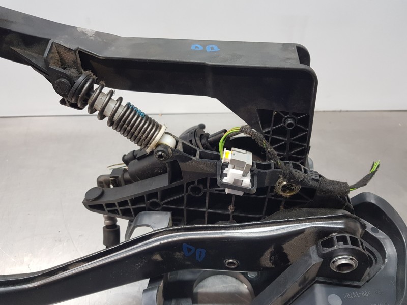 Recambio de pedal freno para mercedes clase c (w205) lim. bluetec referencia OEM IAM A2052920015  