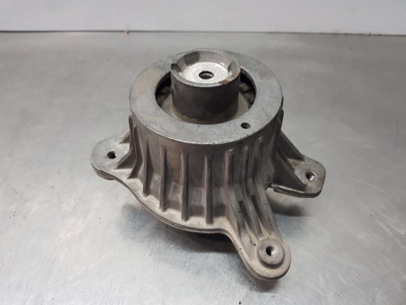 Recambio de soporte motor derecho para mercedes clase c (w205) lim. bluetec referencia OEM IAM A2052406717  