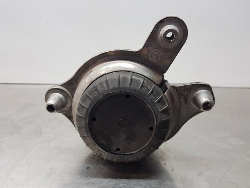 Recambio de soporte motor derecho para mercedes clase c (w205) lim. bluetec referencia OEM IAM A2052406717  