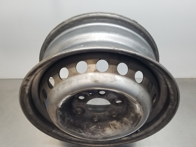 Recambio de llanta para iveco daily caja cerrada h2 referencia OEM IAM 5801622004  