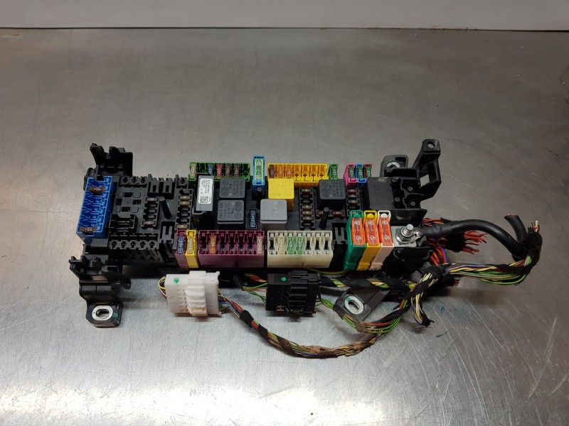 Recambio de caja reles / fusibles para mercedes clase a (w176) design referencia OEM IAM A2465402714  