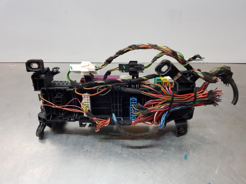 Recambio de caja reles / fusibles para mercedes clase a (w176) design referencia OEM IAM A2465402714  