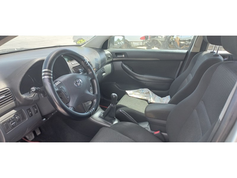 toyota avensis berlina (t25) del año 2005