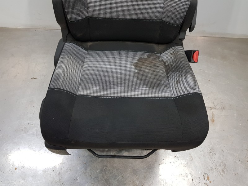 Recambio de asiento delantero derecho para citroen spacetourer autobus referencia OEM IAM 1616753180  