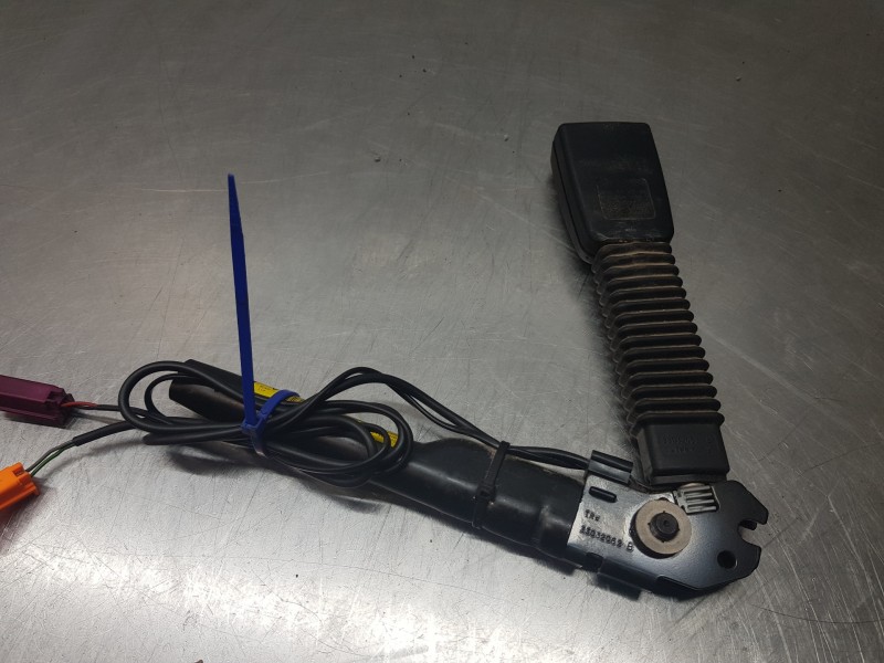 Recambio de pretensor airbag izquierdo para ford focus lim. (cb4) trend referencia OEM IAM 1717037  