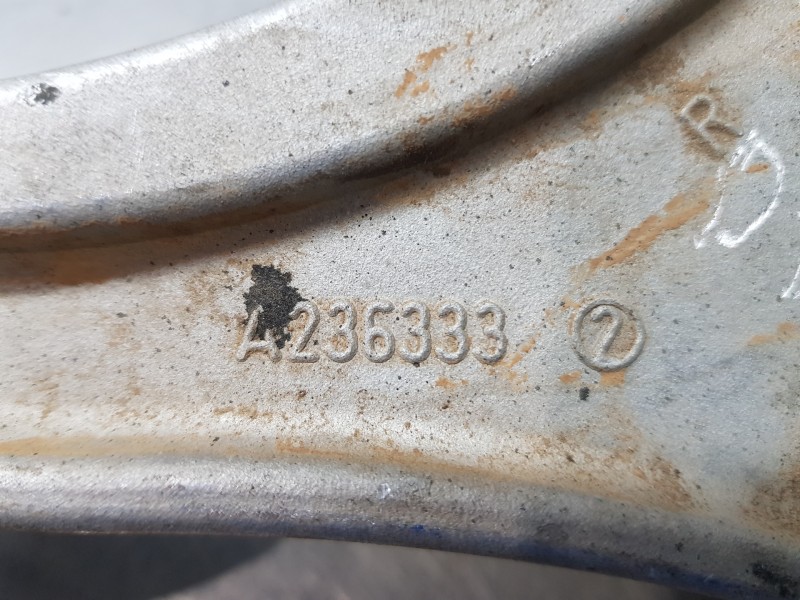 Recambio de brazo suspension superior delantero derecho para mercedes clase c (w206) 220 d referencia OEM IAM A2363300400  