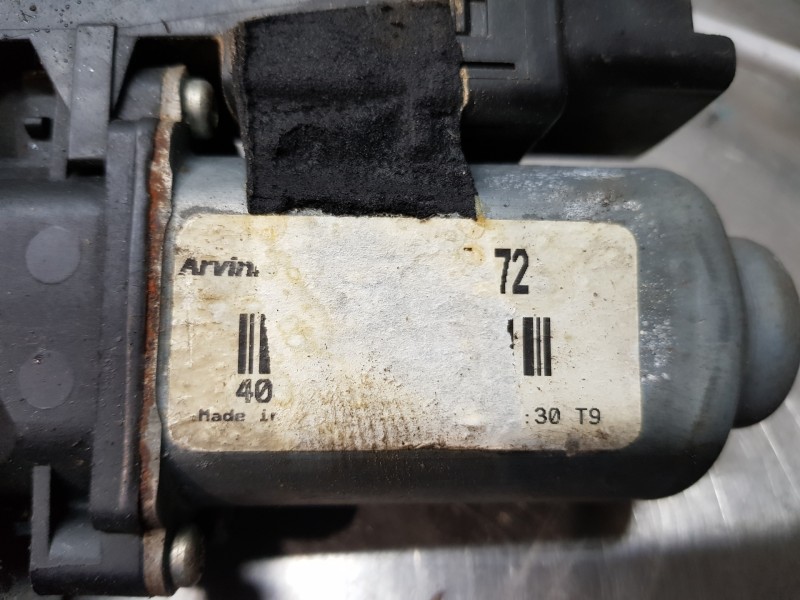 Recambio de elevalunas delantero derecho para renault megane ii berlina 3p emotion referencia OEM IAM 8201010927  