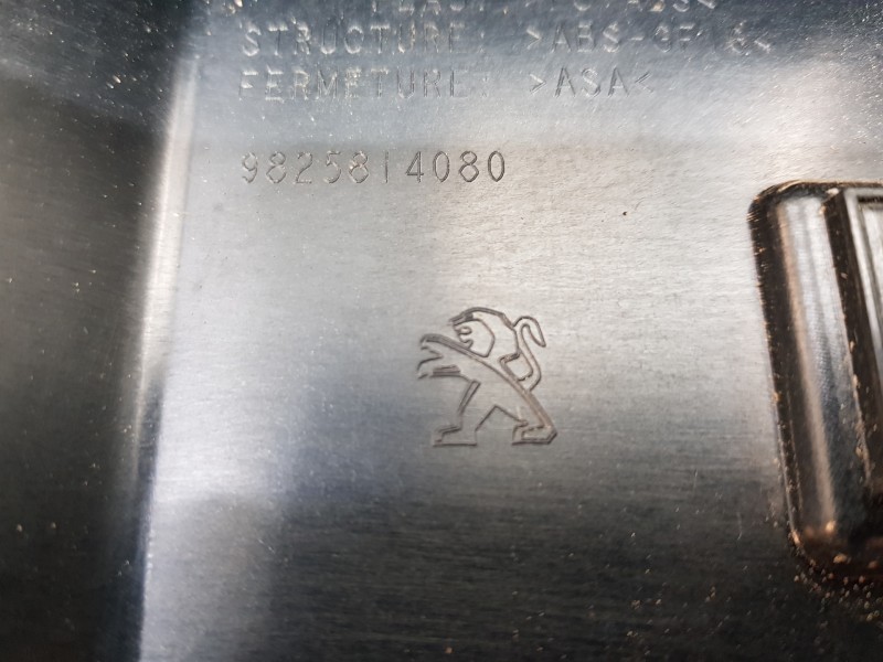 Recambio de aleron trasero para peugeot 2008 (p2) allure puretech referencia OEM IAM 983285521T 9825814080 