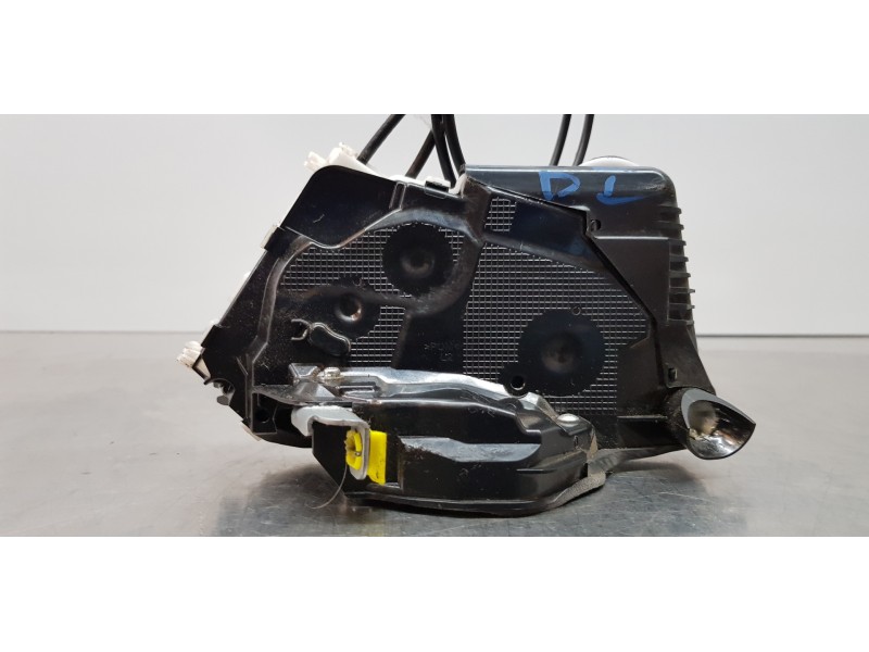 Recambio de cerradura puerta delantera izquierda para toyota yaris hybrid active referencia OEM IAM 690400D520  