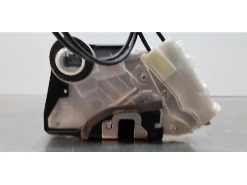 Recambio de cerradura puerta delantera izquierda para toyota yaris hybrid active referencia OEM IAM 690400D520  