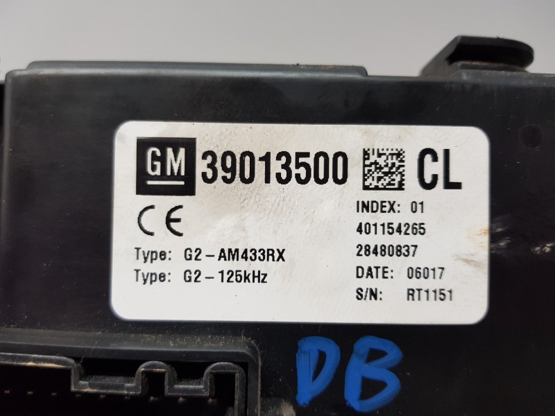 Recambio de caja reles / fusibles para opel meriva b enjoy referencia OEM IAM 39013500  