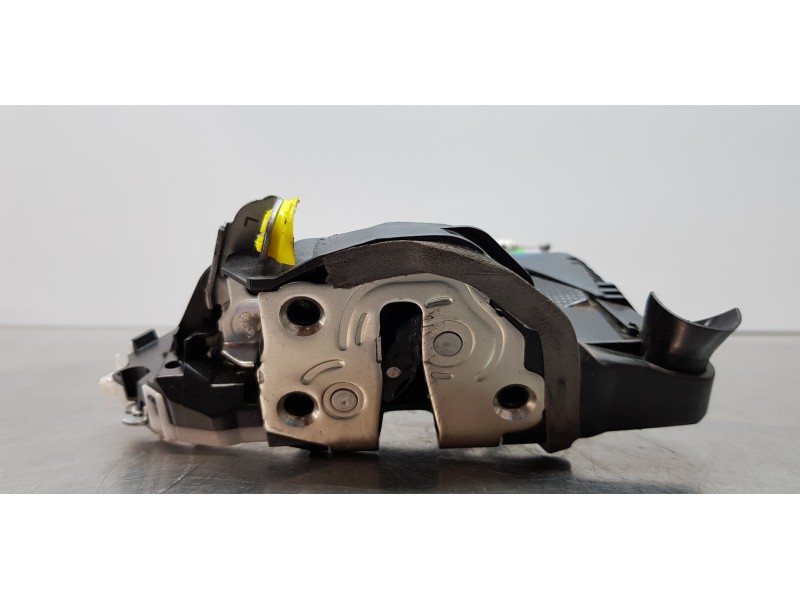 Recambio de cerradura puerta delantera izquierda para toyota yaris hybrid active referencia OEM IAM 690400D520  