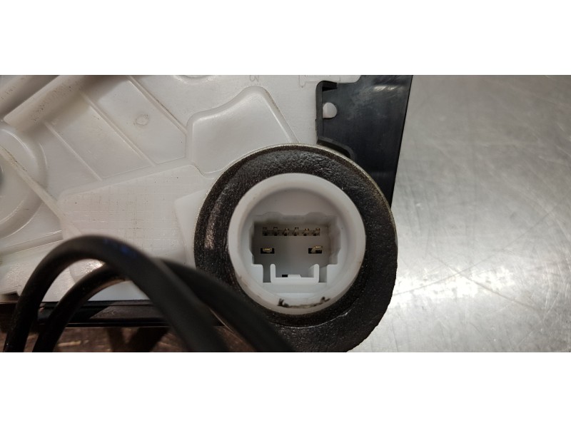 Recambio de cerradura puerta delantera izquierda para toyota yaris hybrid active referencia OEM IAM 690400D520  
