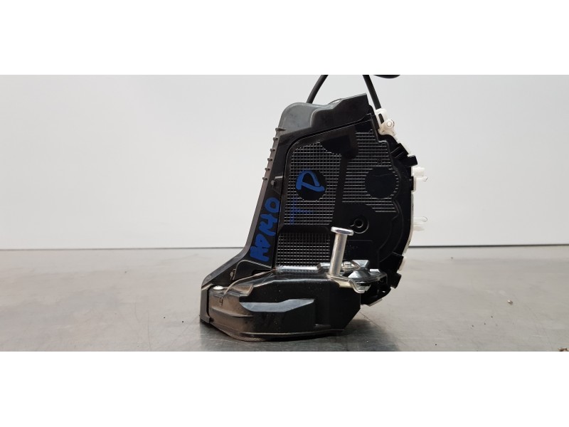 Recambio de cerradura puerta trasera derecha para toyota yaris hybrid active referencia OEM IAM 690500D310  