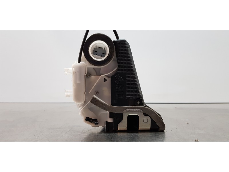 Recambio de cerradura puerta trasera derecha para toyota yaris hybrid active referencia OEM IAM 690500D310  