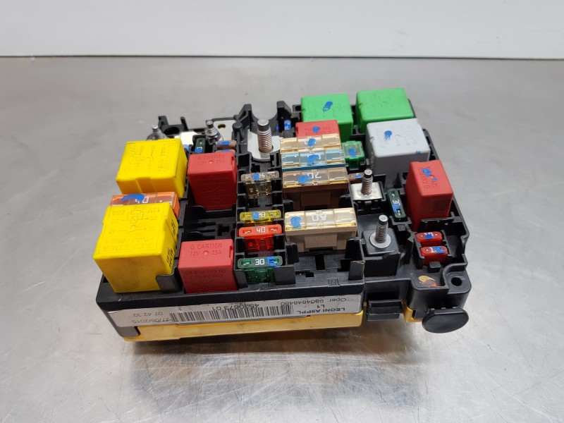 Recambio de caja reles / fusibles para peugeot 208 bluehdi referencia OEM IAM 9804846880  