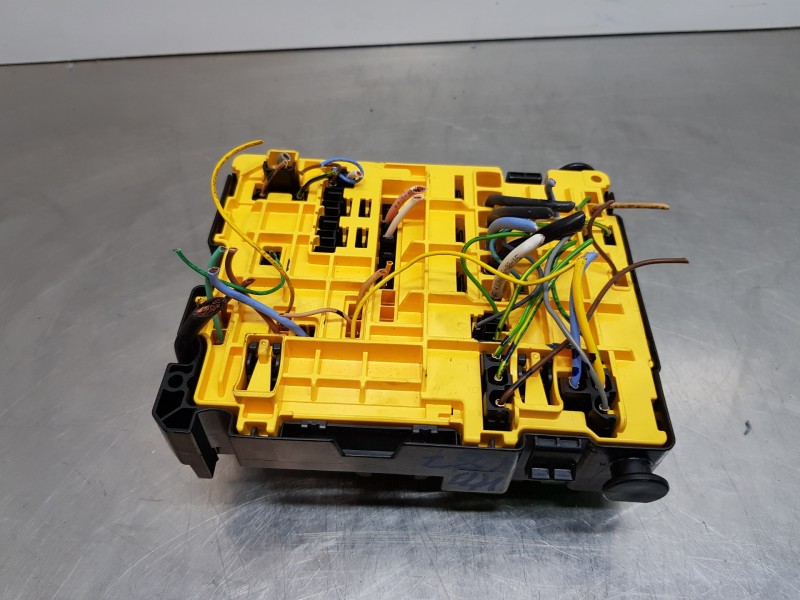 Recambio de caja reles / fusibles para peugeot 208 bluehdi referencia OEM IAM 9804846880  