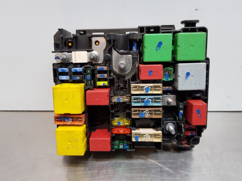 Recambio de caja reles / fusibles para peugeot 208 bluehdi referencia OEM IAM 9804846880  