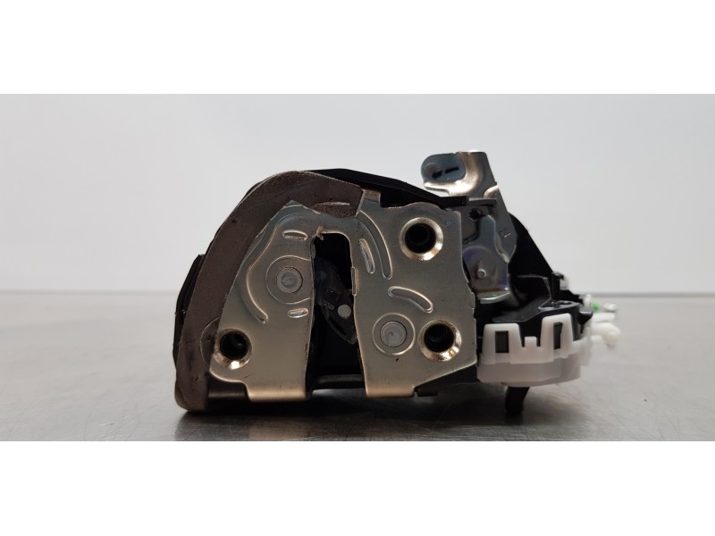 Recambio de cerradura puerta trasera derecha para toyota yaris hybrid active referencia OEM IAM 690500D310  