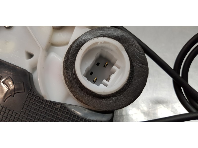 Recambio de cerradura puerta trasera derecha para toyota yaris hybrid active referencia OEM IAM 690500D310  