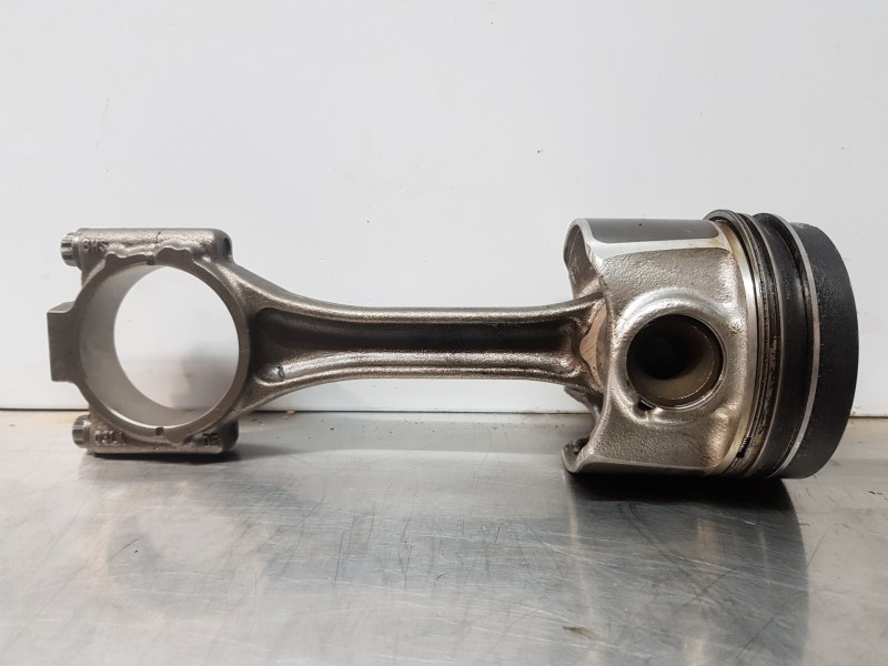 Recambio de biela para audi a3 (8v) attracted referencia OEM IAM 03L105401A  