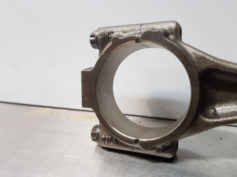 Recambio de biela para audi a3 (8v) attracted referencia OEM IAM 03L105401A  